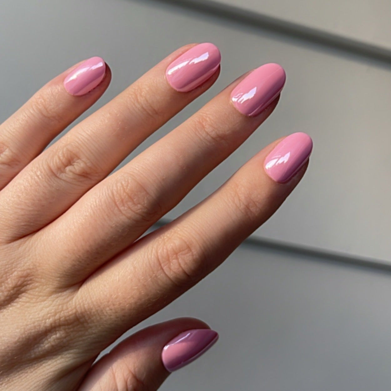 Girl wearing Instant Mani Co. Euphoria pink glazed chrome press on nails 