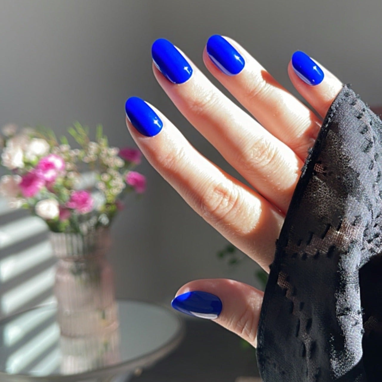 Girl wearing Instant Mani Co Oasis Blue press on nails 