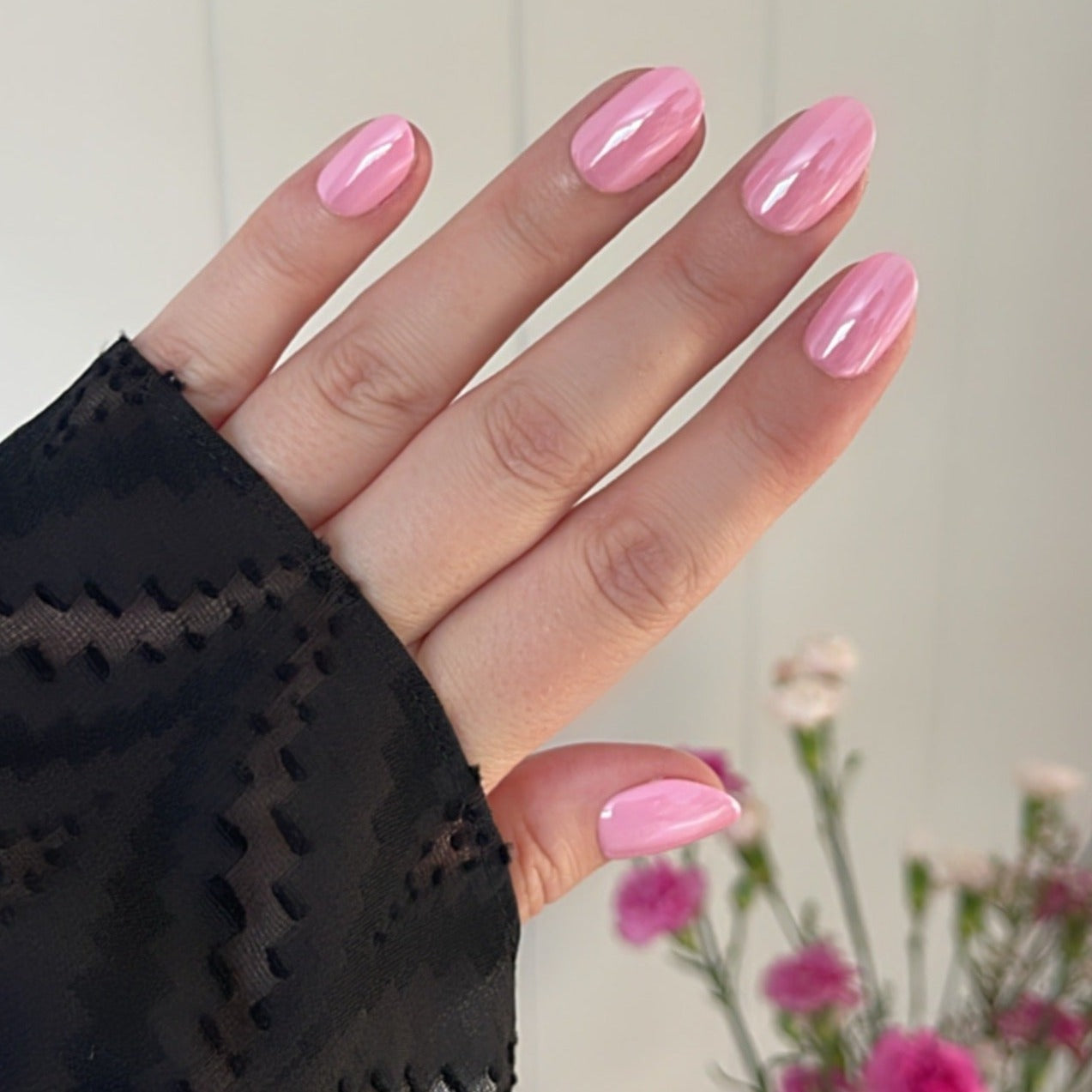 Girl wearing Instant Mani Co. Euphoria pink glazed chrome press on nails 