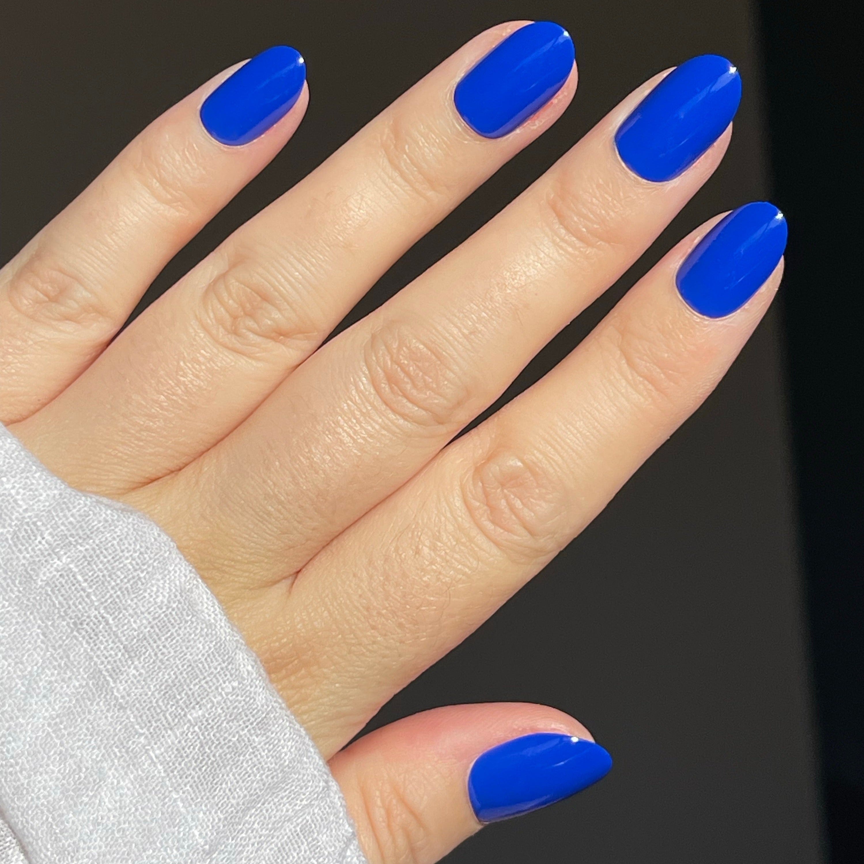 Girl wearing Instant Mani Co Oasis Blue press on nails 